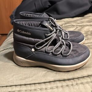 Used black Columbia snow boots